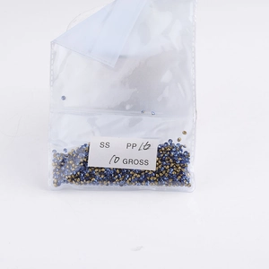 Detail van SS PP 16 blauwe en gouden strass-steentjes in bulkverpakking voor DIY-hangers