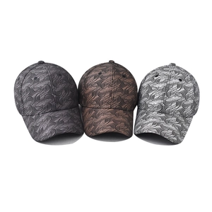 Trois casquettes de baseball en similicuir gris et marron avec motifs losanges en relief