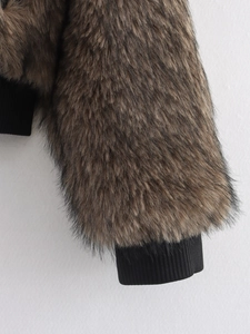 Detailaufnahme der braunen Kunstfelltextur und des schwarzen Rippbündchens an der Jacke