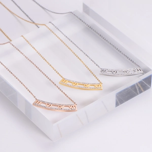 Collana con pendente numeri romani oro rosa e cristalli in tre tonalità metalliche