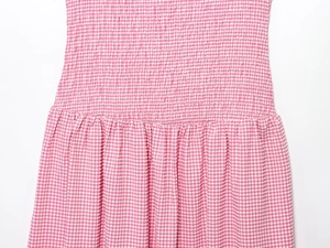 Gros plan d'une robe midi à carreaux rose et blanc avec détail de tissu smocké