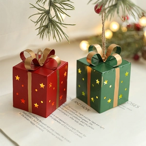 Boîtes cadeaux étoilées lumineuses en fer avec nœuds dorés et branches de sapin vert