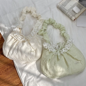 Détail de la dentelle florale et des bretelles à volants sur des sacs à main vintage