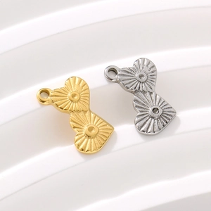 Détails de pendentifs double cœur en acier inoxydable doré et argenté à texture rayonnante