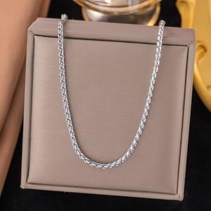 Elegante Schlangenkette aus Edelstahl in Silber auf einer hochwertigen Schmuckschatulle
