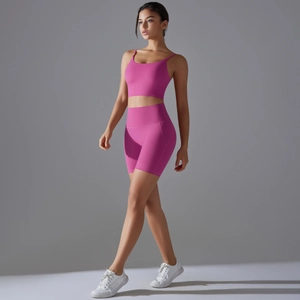 Dettaglio del set yoga rosa con pantaloncini a vita alta e crop top sulla modella