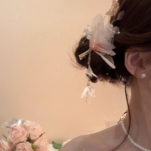 Dettaglio molletta per capelli con fiori rosa nappine di perle e farfalle
