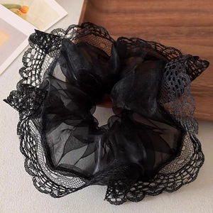 Elegante zwarte kant scrunchie met transparante gaasstof en verfijnde kanten randen