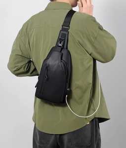 Detail der schwarzen wasserdichten Brusttasche für Herren mit externem USB-Ladeanschluss