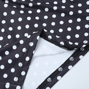Vue macro détaillée du tissu en maille à pois avec finition d'ourlet à double couture