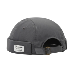 Bonnet miki gris foncé en tissu ripstop avec bride réglable et boucle en métal