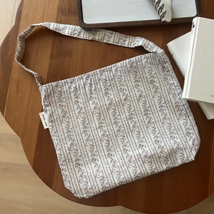 Detailed view of simple wish brand label on vintage floral cotton shoulder bag