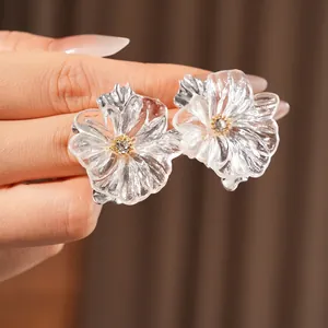 Eleganti orecchini a fiore trasparente con petali di cristallo e diamante centrale