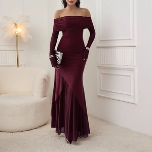 Robe moulante bordeaux à épaules dénudées avec ourlet en tulle et manches longues