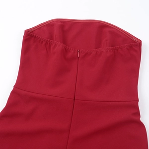 Détail d'une robe bustier rouge avec fermeture éclair cachée et bande silicone interne