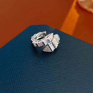 Macro di un anello a serpente argentato con zirconi incastonati su portagioie