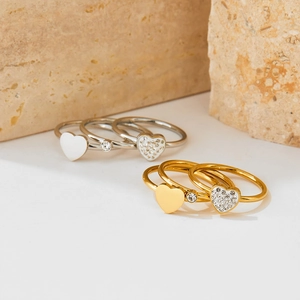 Elegante set di anelli a cuore in oro e argento con zirconi in stile minimalista