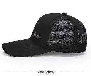 Vista laterale dettagliata del cappellino da baseball nero in mesh con rete traspirante