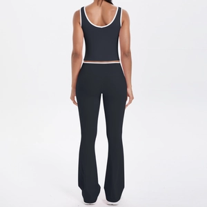 Vue arrière de l'ensemble de yoga noir avec liseré blanc sur le haut et le pantalon