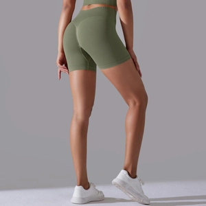 Détail du short de yoga sans couture vert olive à taille haute avec couture en V galbante