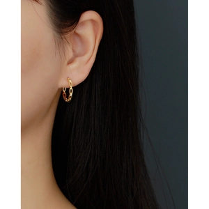 Elegant gold S925 silver geometric chain hoop earrings with diamonds on model