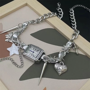 Collana orologio Y2K con catena d'argento e ciondoli a stella e cuore, stile punk retro