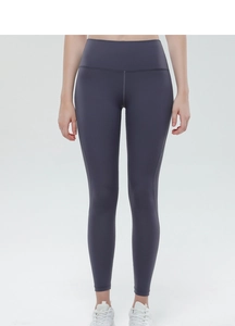 Dettaglio ravvicinato dei leggings yoga grigio scuro a vita alta con effetto push-up