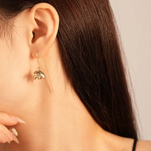Élégantes boucles d'oreilles boutons dorés pour femmes au design minimaliste poli