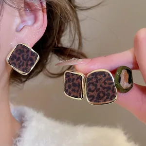Ensemble de boucles d'oreilles léopard rétro avec cadres dorés et textures veloutées