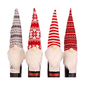 4er-Set Weihnachts-Zwerg Weinflaschenhüllen in Rot, Weiß und Grau mit Strickmustern