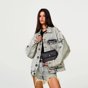 Ensemble veste et short en jean délavé avec broderie étoile et sac à bandoulière croisé