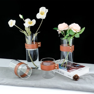 Vaso in vetro nordico con manico in pelle marrone e rivetti dorati dal design minimalista