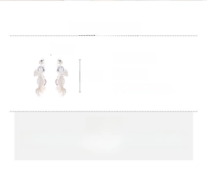Vue détaillée des boucles d'oreilles feuilles en zircon mesurant 3,7 cm sur 0,6 cm