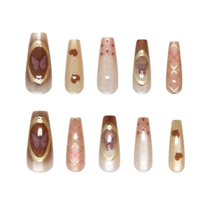 Faux ongles ballerine faits main avec papillon pailleté, cœurs et motifs à carreaux