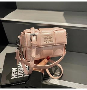 Sac bandoulière tissé rose avec pendentif étoile et rabat texturé à la main