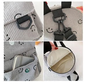Detailansicht grauer Cord-Minirucksack mit Smiley-Muster und magnetischem Verschluss