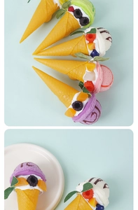 Dettaglio di coni gelato artificiali colorati con guarnizioni di frutta realistiche