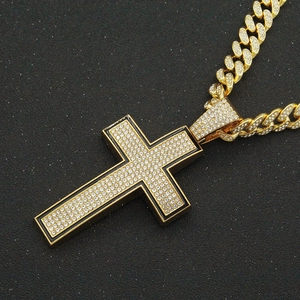 Collier hip-hop doré avec pendentif croix serti de strass et grosse chaîne cubaine