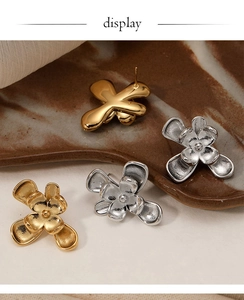 Vue détaillée des boucles d'oreilles fleurs vintage en finitions mate et polie