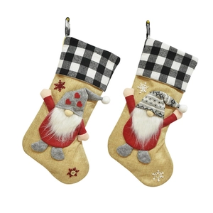 Gedetailleerde weergave van jute kerstsokken met 3D pluche kabouterfiguren decor