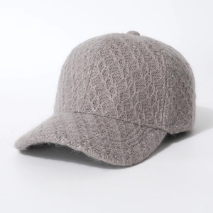 Cappellino da baseball in maglia grigia con motivo a rombi per l'autunno e l'inverno trendy