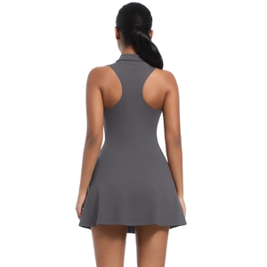 Détail du dos d'une robe de tennis gris foncé avec dos nageur et jupe trapèze fluide