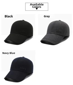 Détail de casquettes en laine en noir, gris et bleu marine avec le logo mlms