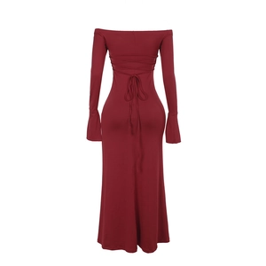 Vue détaillée du dos d'une robe longue bordeaux ajustée avec un laçage croisé élégant
