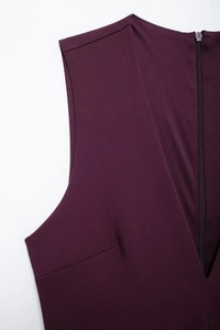 Dettaglio dell'abito smanicato viola scuro con scollo a V e zip posteriore invisibile