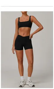 Détail de l'ensemble de sport noir avec brassière à col carré et short extensible à taille V