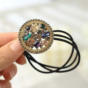 Vue détaillée du pendentif doré vintage avec strass colorés sur élastique à cheveux