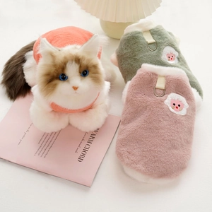 Vue détaillée de gilets en peluche pour animaux aux couleurs chaudes avec anneaux en métal