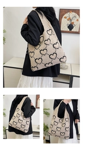 Détail d'un grand cabas en tricot beige à motif cœur noir pour un style décontracté