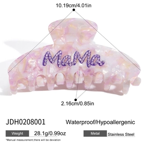 Détails de la pince à cheveux marbrée rose avec lettrage MaMa et ses dimensions